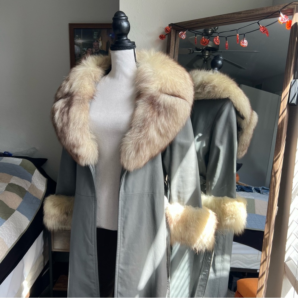 Just Sold: Vintage 1960s Gray Blue Leather Coat with Fox Fur Trim Lane Bryant - Picture 3 of 15